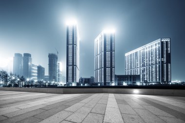 Hangzhou modern binalar ile boş sokak 