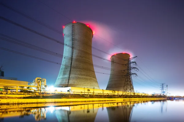 Gebouwen van moderne kerncentrale in de buurt van rivier — Stockfoto