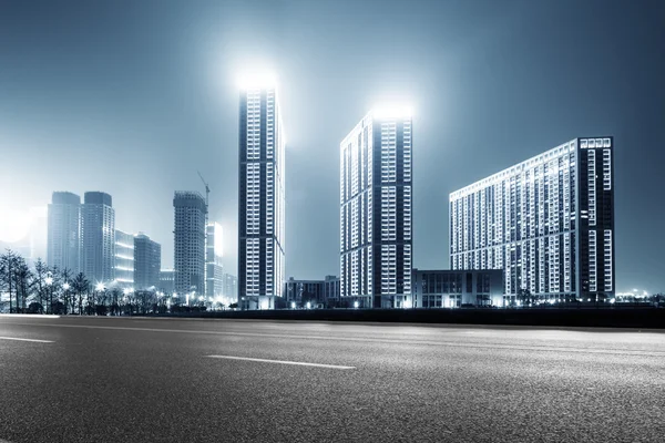 Empty street with modern buildings in Hangzhou — Stock Photo, Image