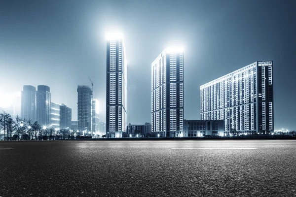 Hangzhou modern binalar ile boş sokak — Stok fotoğraf