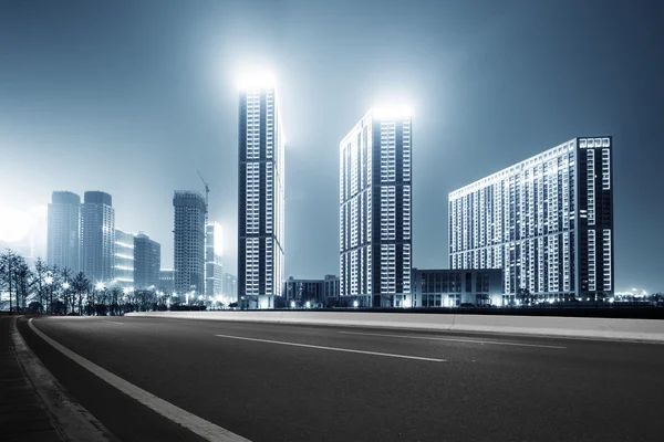 Empty street with modern buildings in Hangzhou — Stock Photo, Image