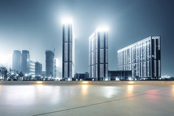 Empty street with modern buildings in Hangzhou — Stock Photo, Image