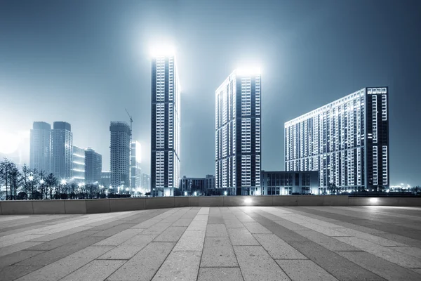 Lege straat met moderne gebouwen in Hangzhou — Stockfoto