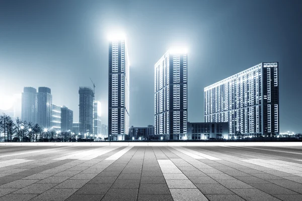 Empty street with modern buildings in Hangzhou — Stock Photo, Image