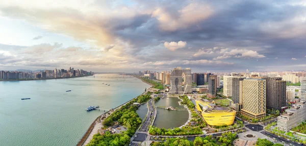 Cityscape and skyline of Hangzhou riverside — Stock Photo, Image