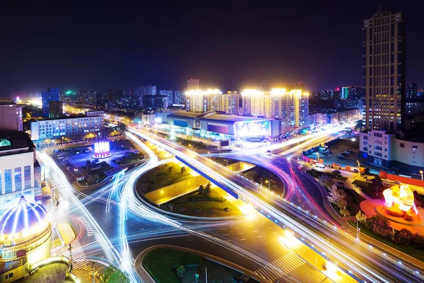 Weg kruispunt in het centrum van Hangzhou's nachts — Stockfoto