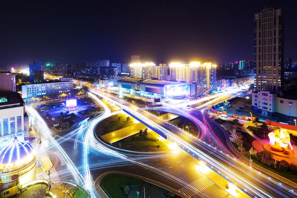 Skrzyżowanie w centrum Hangzhou w nocy — Zdjęcie stockowe