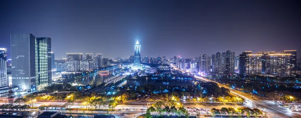 Paisaje urbano y horizonte de Hangzhou por la noche — Foto de Stock