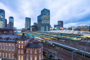 Yakındaki tren Tokyo modern binalar