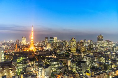 manzarası ve alacakaranlıkta mavi gökyüzünde cityscape