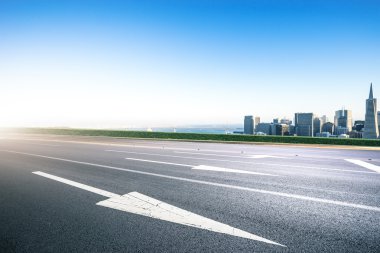 cityscape ve San Francisco manzarası ile boş yol