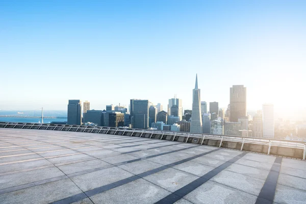 Piano vuoto con paesaggio urbano e skyline di San Francisco — Foto Stock