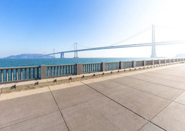 Lege vloer met bay bridge in zonnige dag — Stockfoto