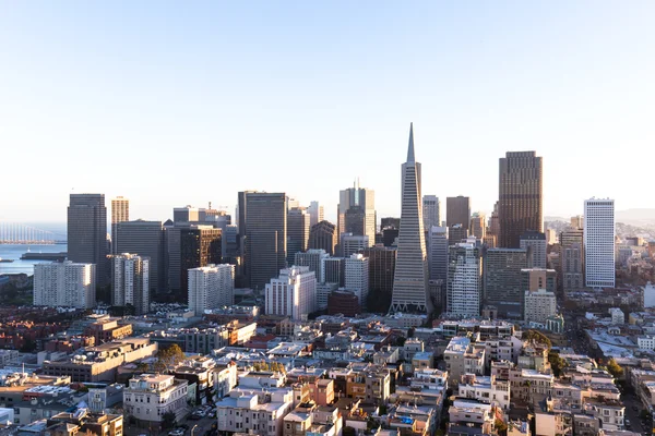 Stadtbild und Skyline von San Francisco bei sonnigem Wetter — Stockfoto