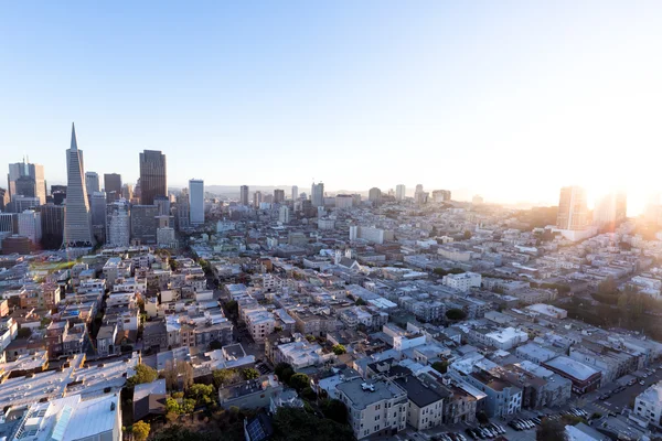 Stadtbild und Skyline von San Francisco bei sonnigem Wetter — Stockfoto