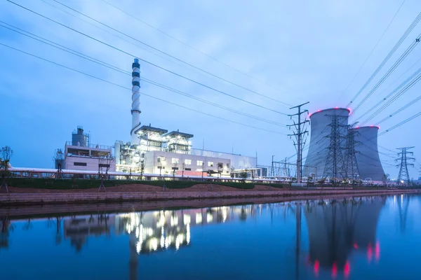 Moderní elektrárna poblíž řeky za soumraku — Stock fotografie