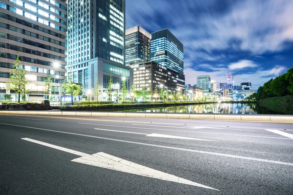 Street with modern buildings in downtown of Tokyo — Stock Photo, Image