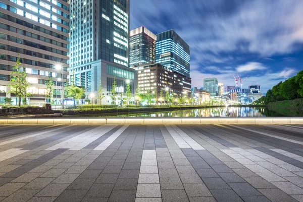 Strada con edifici moderni nel centro di Tokyo — Foto Stock