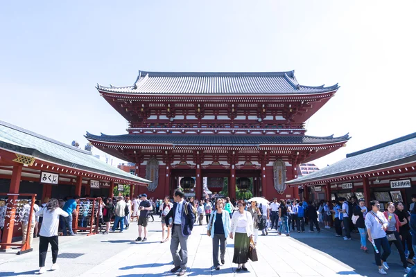 Pessoas lotadas no templo sensoji — Fotografia de Stock