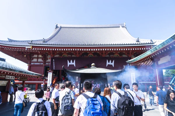 Pessoas lotadas no templo sensoji — Fotografia de Stock