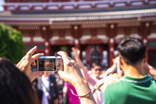 Pessoas lotadas no templo sensoji — Fotografia de Stock