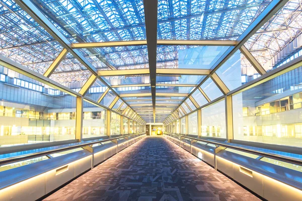 東京で抽象的なガラス天井の回廊 — ストック写真
