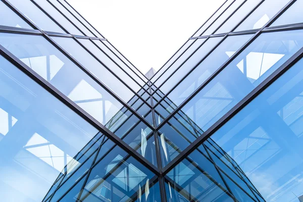 Bâtiments modernes avec mur de verre à Tokyo — Photo