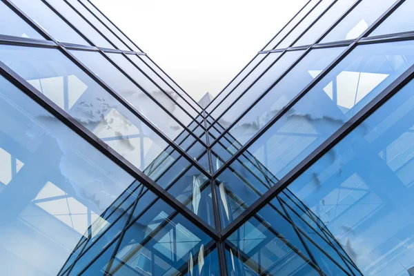 Edifici moderni con parete di vetro a Tokyo — Foto Stock