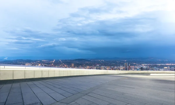 空楼与城市景观和波特兰的天际线 — 图库照片