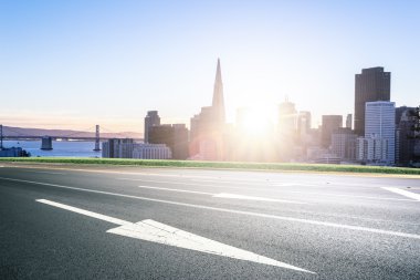 cityscape ve San Francisco manzarası ile boş yol
