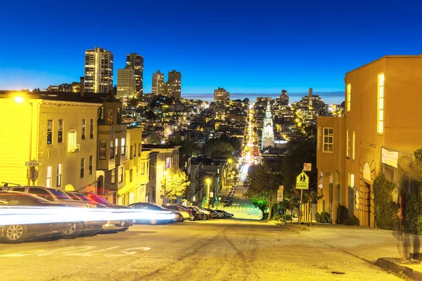 Scena notturna di strada nel centro di San Francisco — Foto Stock