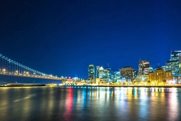 Downtown San Francisco bay bridge éjjel közelében — Stock Fotó