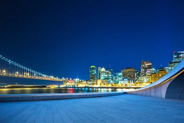 Andar com centro da cidade de São Francisco perto da ponte da baía à noite — Fotografia de Stock