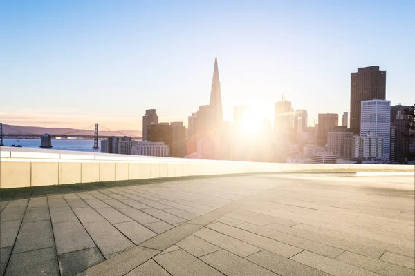 Prázdná podlaha s panorama a Panorama San Franciska — Stock fotografie