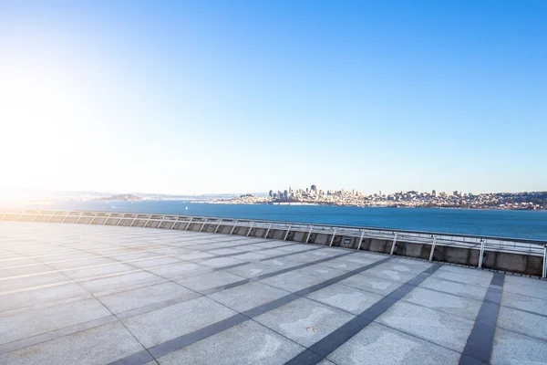 Lege vloer met skyline en skyline van San Francisco — Stockfoto