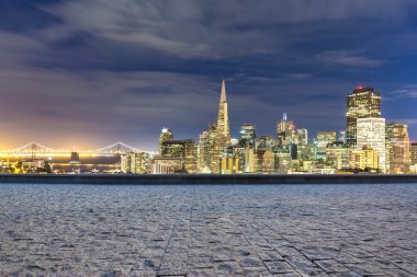 cityscape ve San Francisco manzarası ile boş sokak 
