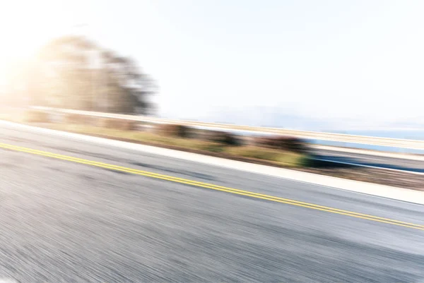 Leere ländliche Asphaltstraße mit Sonnenstrahlen — Stockfoto