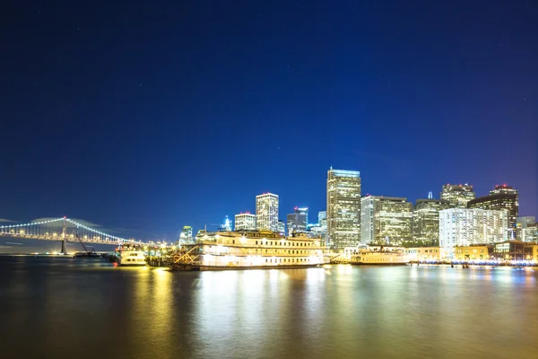 繁华的旧金山附近湾大桥夜景 — 图库照片