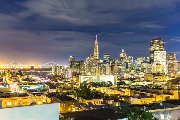 Paisagem urbana e horizonte de São Francisco no crepúsculo — Fotografia de Stock