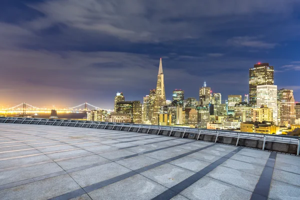 Pusta ulica gród i panoramę miasta San Francisco — Zdjęcie stockowe