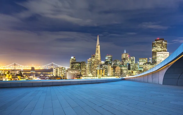 Empty street with cityscape and skyline of San Francisco — Stock Photo, Image