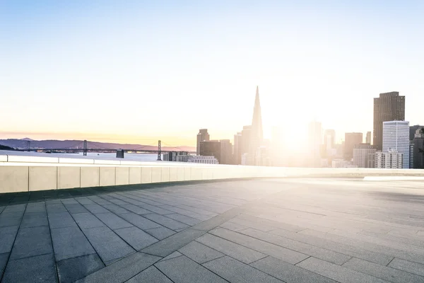 Prázdná podlaha s panorama a Panorama San Franciska — Stock fotografie