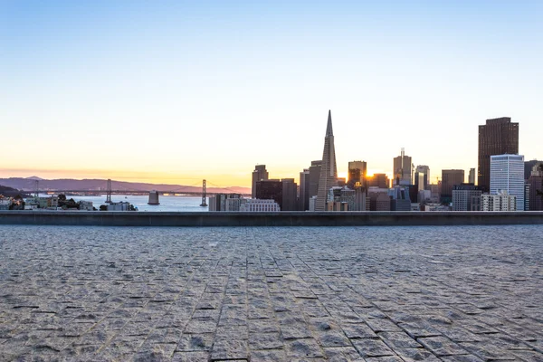 Piano vuoto con paesaggio urbano e skyline di San Francisco — Foto Stock