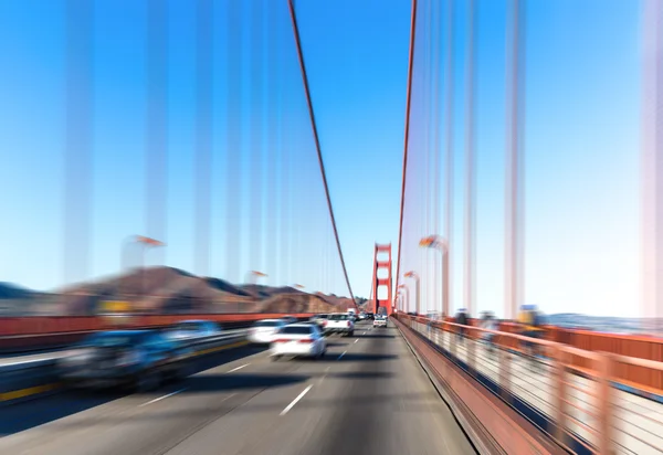 Altın Gate Köprüsü üzerinde trafik — Stok fotoğraf