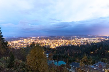 Cityscape ve alacakaranlıkta Portland manzarası