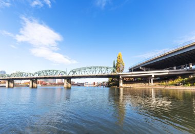 Portland sakin su üzerinde çelik köprü 