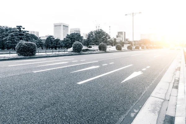 Camino de asfalto vacío en el centro de Tokio — Foto de Stock