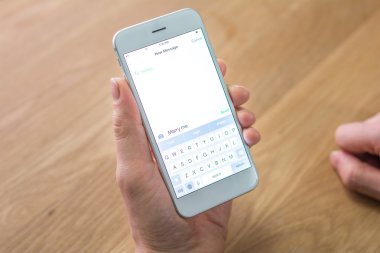 işadamı cep telefonu ofisinde tutuyor.