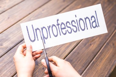 kadın kağıt kelime ile profesyonelce tutar 