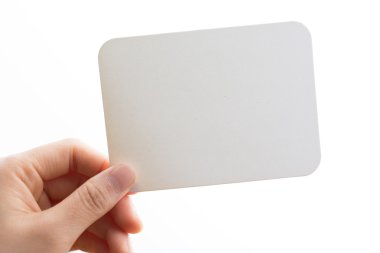 beyaz boş kağıt tutan kadının el